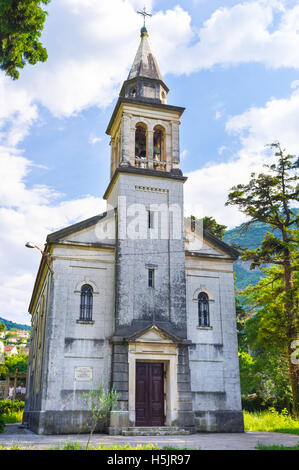 La Chiesa di Santa Maria della Neve si trova nella piccola cittadina Skaljari che è la parte del territorio del comune di Cattaro, Montenegro. Foto Stock