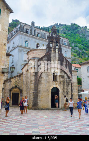 Il piccolo St Lukas cappella situata sulla piazza trafficata e circondato da negozi di souvenir, street cafe e gallerie d' arte Foto Stock