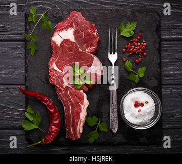 Carne cruda steak entrecote. Messa a fuoco selettiva Foto Stock