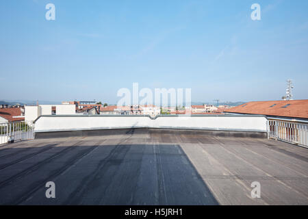 Grande balcone sul tetto in una giornata di sole Foto Stock