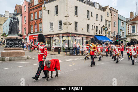 Gran Bretagna, Inghilterra, Berkshire, Windsor, la mascotte del reggimento marciando nella parte anteriore della banda del Reggimento Foto Stock