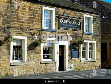 La Queens Arms pub in Bakewell, Derbyshire, in Inghilterra, Regno Unito Foto Stock