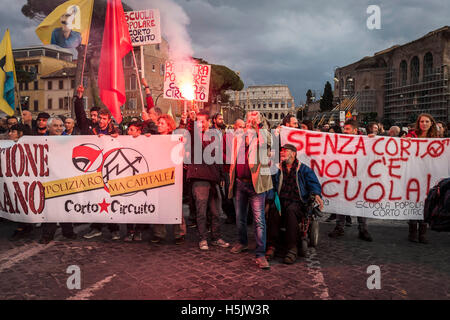 Roma, Italia. Xx oct, 2016. I manifestanti Gridare slogan e marzo con torce accese e bandiere che prendono un rally per protestare contro lo sfratto di CSOA (Centro Sociale Autogestito Occupato) Corto Circuito Centro sociale a Roma, Italia. A partire dalla fine del mese di dicembre centinaia di spazi sociali in Roma ha ricevuto lettere da parte del Comune di Roma che chiede lo spazio posteriore e il re-pagamento di presunte affitti mensili. © Giuseppe Ciccia/Pacific Press/Alamy Live News Foto Stock