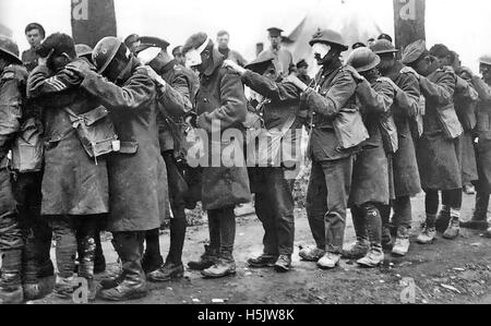 La guerra del gas British 55th divisione (West Lancashire) i soldati accecati dal gas lacrimogeni sul 10 aprile1918 durante la Battaglia di Estaires attendono un trattamento in medicazioni avanzate vicino stazione Bethune, nel nord della Francia. Foto Stock