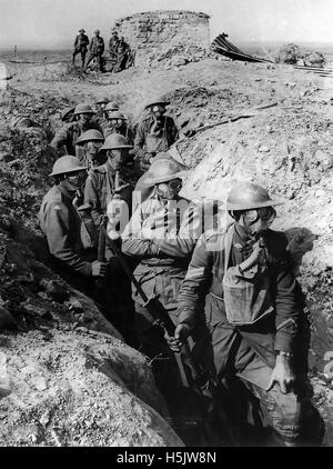 Battaglia di Ypres 1917. Soldati dal quarantacinquesimo battaglione, Australian 4° Divisione, al punto giarrettiera, Zonnebeke, Belgio il 27 settembre. Che indossano piccola scatola dei respiratori (SBR) come protezione contro attacchi di gas. Foto Australian War Memorial Foto Stock