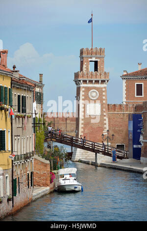 Torre dello storico Arsenale Veneziano e il Museo Navale nel quartiere di Castello di Venezia in Italia. Foto Stock