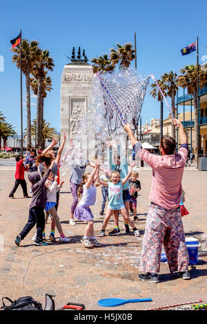 Bambini che giocano in 'Moseley Square' Glenelg, Australia del Sud le più famose località area di intrattenimento. Foto Stock