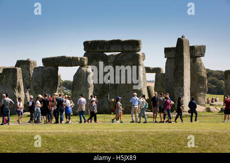 Regno Unito, Inghilterra, Wiltshire, Stonehenge i visitatori a pietre Foto Stock