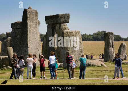 Regno Unito, Inghilterra, Wiltshire, Stonehenge i visitatori a pietre Foto Stock