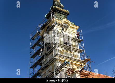 Zemun, Serbia - Torre della chiesa cattolica romana "Ascensione della Santa Vergine Maria" durante la ricostruzione Foto Stock