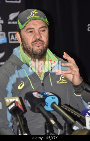 Auckland, Nuova Zelanda. Xxi oct, 2016. Australia coach Michael Cheika parla ai media dopo l'Australia Wallaby capitano di eseguire presso Eden Park il 21 ottobre 2016 ad Auckland, in Nuova Zelanda, precedendo la terza Bledisloe Cup test match contro la Nuova Zelanda il Ott 22. Credito: Shirley Kwok/Pacific Press/Alamy Live News Foto Stock