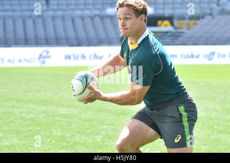 Auckland, Nuova Zelanda. Xxi oct, 2016. Michael Hooper passa durante l'Australia Wallaby capitano di eseguire presso Eden Park il 21 ottobre 2016 ad Auckland, in Nuova Zelanda, precedendo la terza Bledisloe Cup test match contro la Nuova Zelanda il Ott 22. Credito: Shirley Kwok/Pacific Press/Alamy Live News Foto Stock