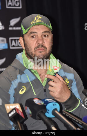 Auckland, Nuova Zelanda. Xxi oct, 2016. Australia coach Michael Cheika parla ai media dopo l'Australia Wallaby capitano di eseguire presso Eden Park il 21 ottobre 2016 ad Auckland, in Nuova Zelanda, precedendo la terza Bledisloe Cup test match contro la Nuova Zelanda il Ott 22. Credito: Shirley Kwok/Pacific Press/Alamy Live News Foto Stock