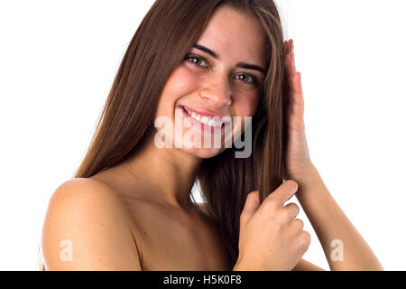 Donna in piedi lateralmente e di toccare i capelli Foto Stock