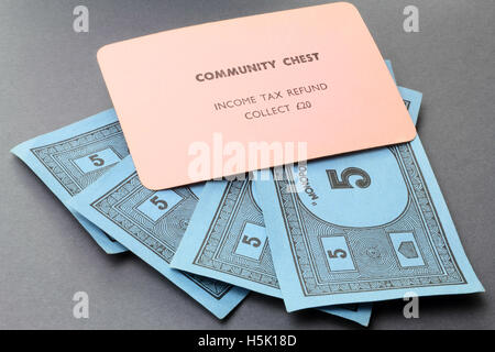 Vintage British gioco Monopoli (Community Chest card - restituzione fiscale) circa 1940 Foto Stock