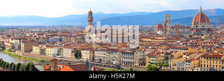 Tutto a fuoco nel vasto panorama della città di Firenze con colori a elevata saturazione Foto Stock