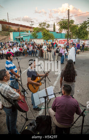 Nogales Mexico - Messa cattolica presso il sito dove 16-anno-vecchio ragazzo è stato sparato attraverso la recinzione di confine da parte del governo degli STATI UNITI Pattuglia di Confine. Foto Stock