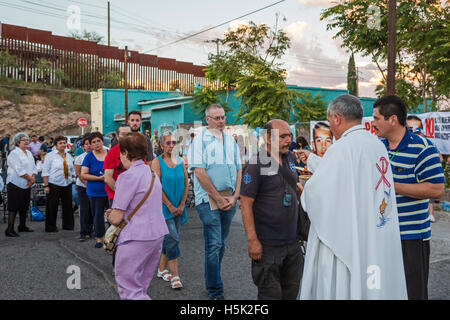 Nogales Mexico - Messa cattolica presso il sito dove 16-anno-vecchio ragazzo è stato sparato attraverso la recinzione di confine da parte del governo degli STATI UNITI Pattuglia di Confine. Foto Stock