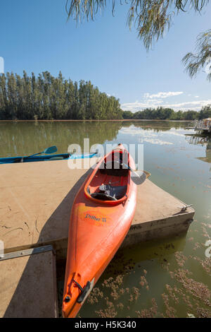 Canoe ormeggiato a pontoon nel fiume Murray vicino Wilkadene Australia Foto Stock