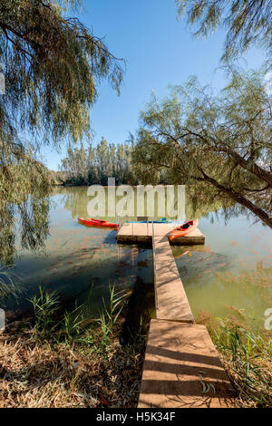 Canoe ormeggiato a pontoon nel fiume Murray vicino Wilkadene Australia Foto Stock