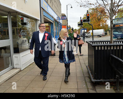 Tracy Brabin, neo eletto MP per Batley e Spen, e Tom Watson, vice leader del partito laburista, arrivano in Heckmondwike, West Yorkshire, dopo l'ex Coronation Street attrice è stata eletta Jo Cox's successore come lavoro MP per la circoscrizione. Foto Stock