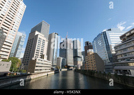 Osaka, Giappone - 1 Dicembre 2015: Kyū-fiume Yodo e grattacieli del centro cittadino di Osaka, in Giappone. Foto Stock