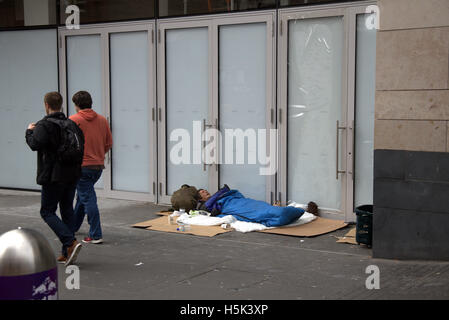 Senzatetto uomo con possedimenti a Buchanan Street, Glasgow Foto Stock