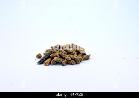 Piccolo mucchio di pellet per stufe di riscaldamento. Foto Stock