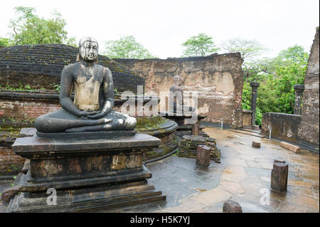 Buddha seduto nella Vatadage (circolare reliquia casa) nel sacro quadrangolo nell'antica città di Polonnaruwa, Sri Lanka Foto Stock