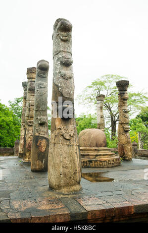 Lotus Mandapa (open air pavilion per i rituali religiosi) nel sacro quadrangolo nell'antica città di Polonnaruwa, Sri Lanka Foto Stock