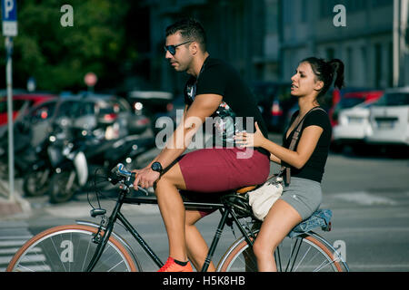 L'Italia. Carrara Viareggio, Massa e Carrara in Lunigiana, Toscana, Italia. Settembre 2016 l uomo e la donna in bici. Foto Stock