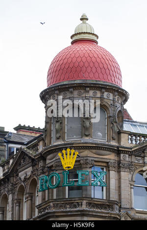 Un grande segno dall'orologiaio di lusso Rolex sulla facciata del loro negozio a Newcastle, Regno Unito. Foto Stock