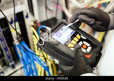 Tecnico operante nella scheda di rete labaratory Foto Stock