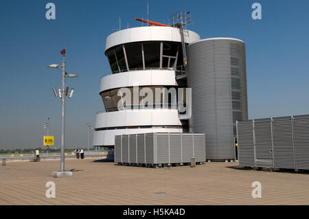 Piattaforma di osservazione e la torre, l'aeroporto di Dusseldorf, Duesseldorf, Renania, Renania settentrionale-Vestfalia Foto Stock