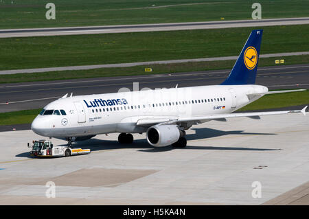 Aeroporto, airfield, aerei Lufthansa compagnia aerea, Airbus A320-200, D-AIPT, Duesseldorf, Renania, Renania settentrionale-Vestfalia Foto Stock