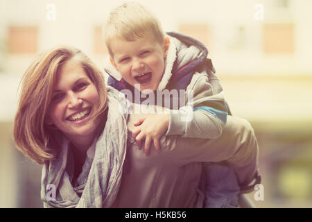 Felice la madre e il bambino a sorridere all'aperto Foto Stock