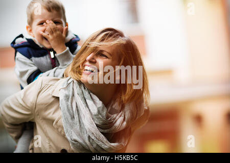 Felice la madre e il bambino a sorridere all'aperto Foto Stock
