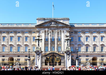London, Regno Unito - 19 Luglio 2016 - Buckingham Palace di Londra con una folla di turisti al di fuori su di un giorno senza nuvole Foto Stock