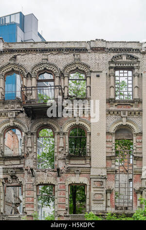 Abbandonato danneggiato vecchia casa contro blu cielo molto nuvoloso Foto Stock