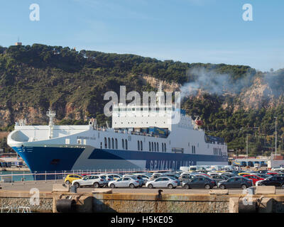 Linee di Grimaldi traghetto nel porto di Barcellona SPAGNA Foto Stock