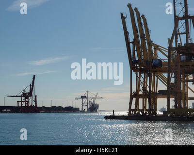 Al minimo la movimentazione del contenitore gantry di gru di sollevamento Port Vell BARCELLONA SPAGNA Foto Stock
