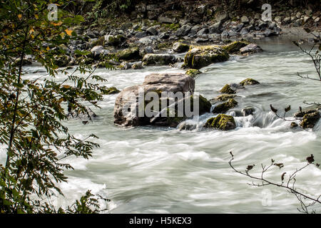 Un fiume con pietre a Mules / muli, Vipiteno, Italia Foto Stock