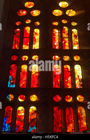 Finestra di Vetro colorato nella cattedrale della Sagrada Familia a Barcellona Spagna Foto Stock