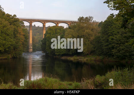 Il Pontcysllyte acquedotto, portante il Llangollen Canal oltre il fiume Dee, Wrexham, Galles Foto Stock