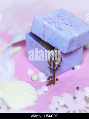 Confezione regalo con una chiave Foto Stock