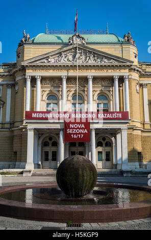 Il croato Teatro Nazionale Ivan pl. Zajc, un edificio neoclassico, Rijeka, Croazia Foto Stock