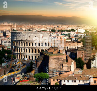 Grande antico Colosseo a Roma al tramonto, Italia Foto Stock
