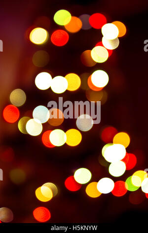 Blur/defocalizzazione colorate luci di un albero di natale lampade. Foto Stock