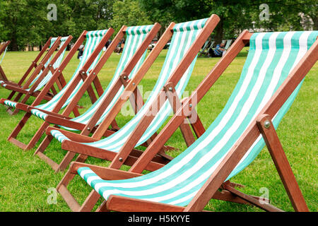 Green spogliato di sedie a sdraio in Green Park, Londra Foto Stock