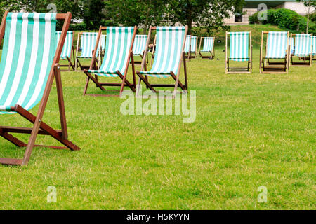 Green spogliato di sedie a sdraio in Green Park, Londra Foto Stock
